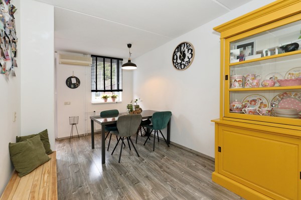 Foto - Te koop: Een goed geïsoleerde tussenwoning met onder meer een zonnige tuin op het zuiden, 3 slaapkamers, fijne badkamer, grote zolder(slaap)kamer, rustige tuin en een garage in Voerendaal.(Kunrade)